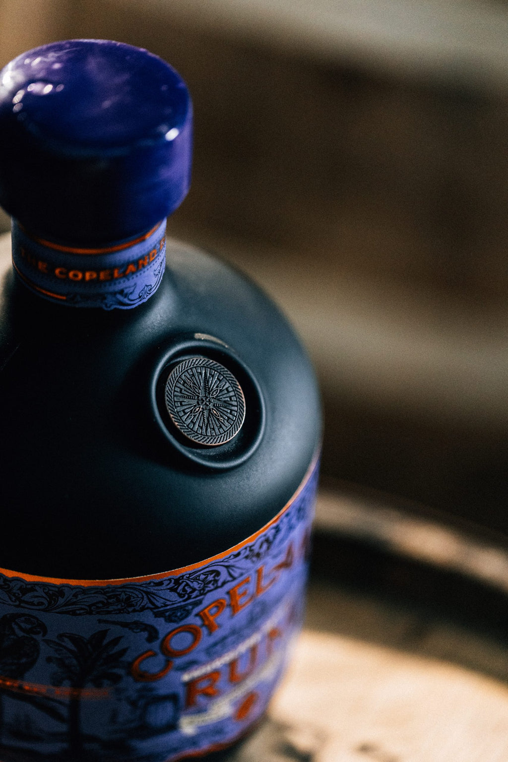 Copeland Distillery Smugglers Reserve Rum Oloroso Sherry Cask – Detailaufnahme der Rumflasche mit goldenem Label